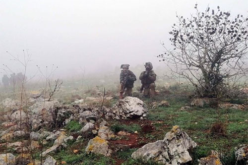 soldados israelíes buscan las armas robadas